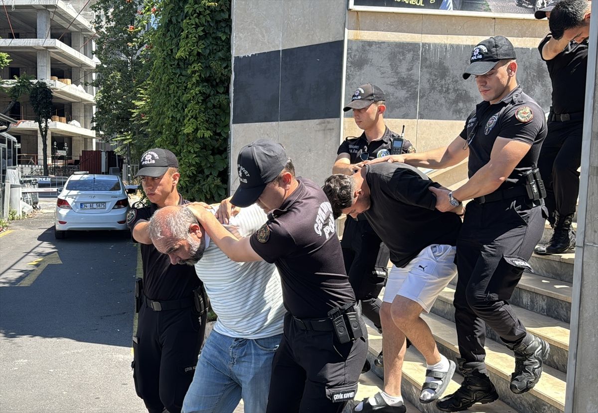İstanbul'da yaralı olarak hastaneye giderken aracıyla kaza yapan kişinin ölümüne ilişkin 2 zanlı tutuklandı