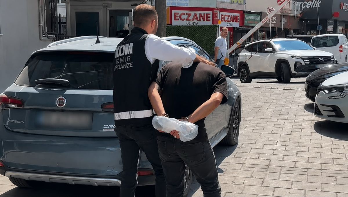Torbalı'da bir oto galerisine yapılan silahlı saldırının ardından polis ekiplerinin inceleme yapması.