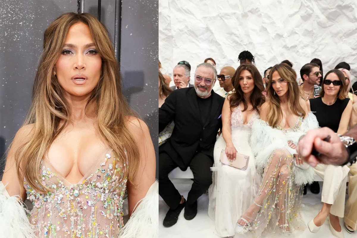 Jennifer Lopez, Paris Moda Haftası'nda transparan detaylı bir elbise ile objektiflere gülümsüyor.