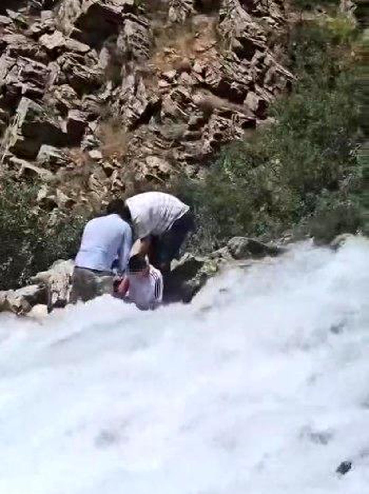 Kanispi Şelalesi'nde korku dolu anlar: Akıntının ortasında kalan çocuk son anda kurtarıldı