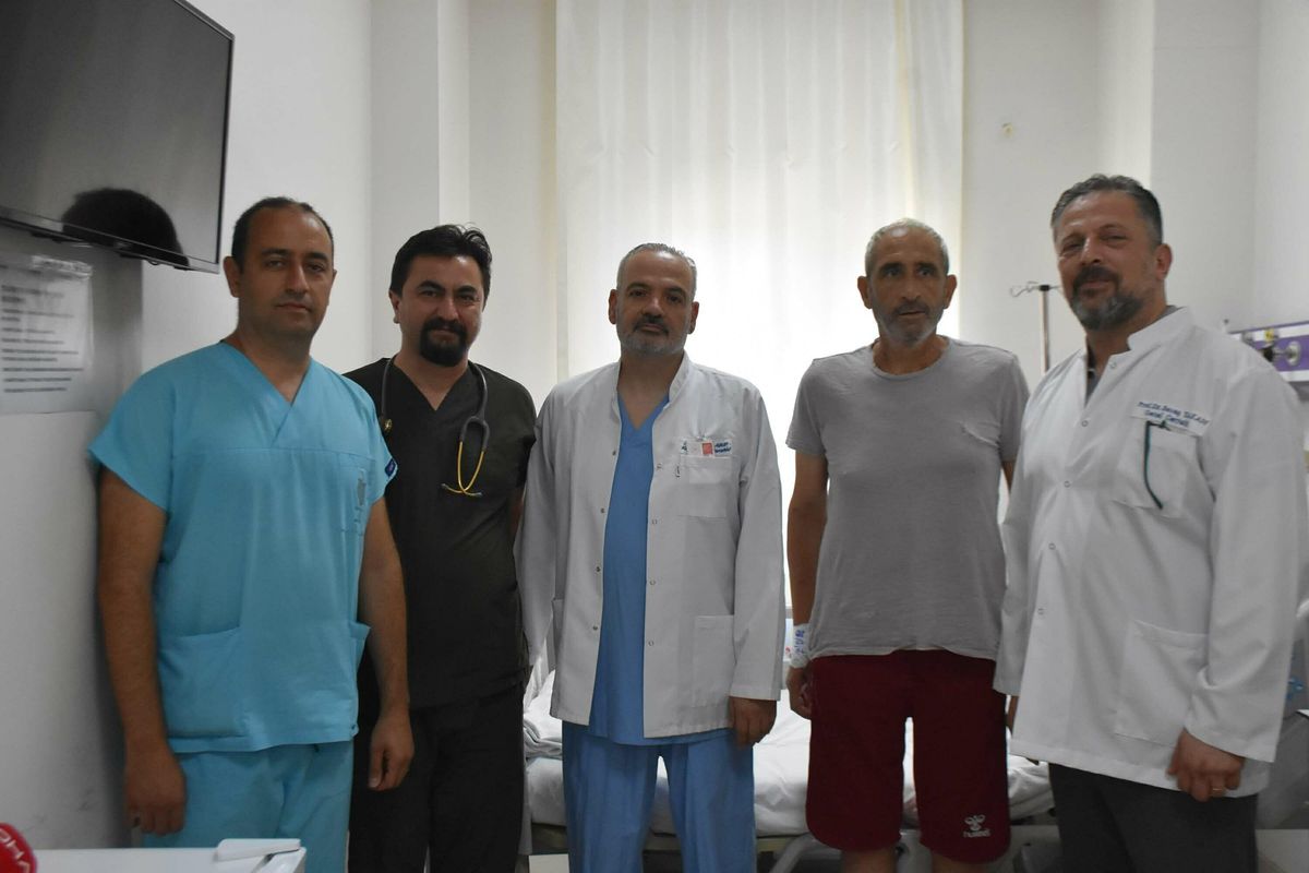 İzmir'de ilk: Testis kanseri hastasının kalbindeki kitle göğüs kemiği kesilmeden alındı