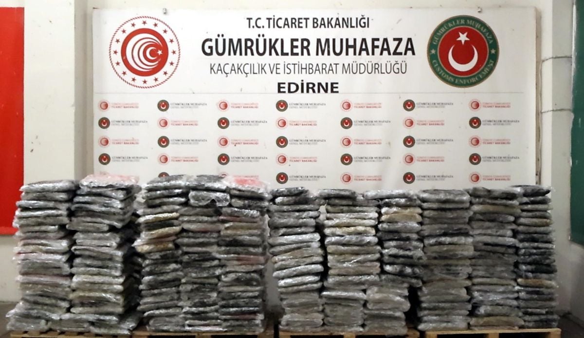 Kapıkule Sınır Kapısı'nda bir TIR'da yapılan aramada uyuşturucu maddeleri ele geçirildi.