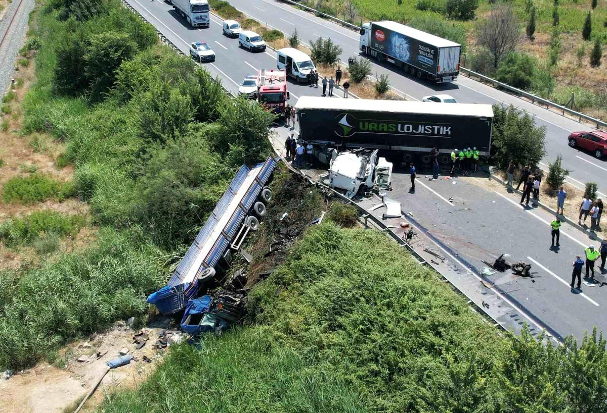 Karşı şeride geçen tır, bir başka tırla kafa kafaya çarpıştı: 1 ölü, 1 yaralı