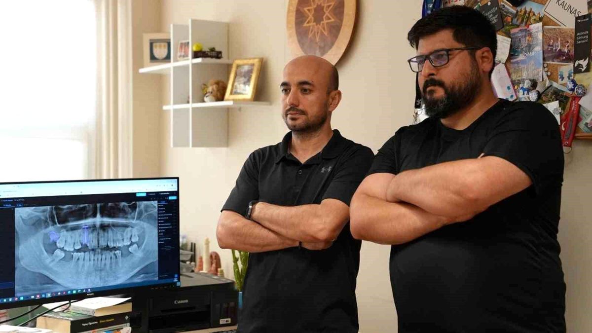 Yapay zeka destekli DentiAssist yazılımının diş röntgeni analizi yaptığına dair bir görsel.