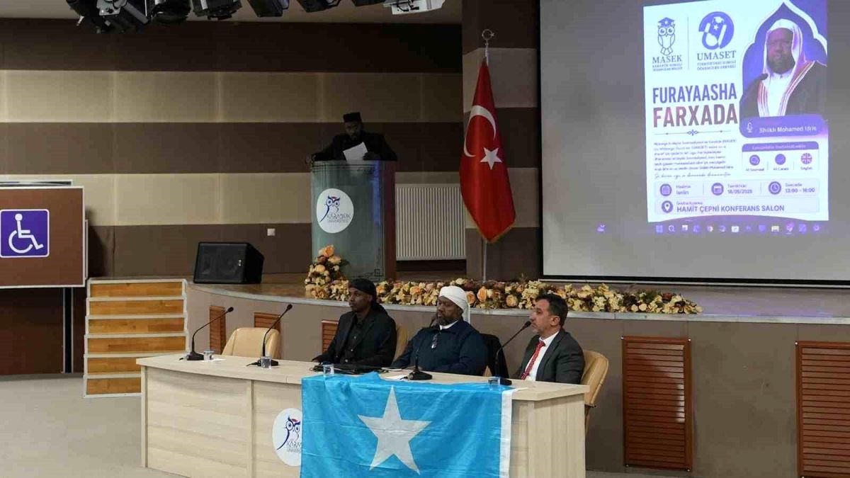 Karabük Üniversitesi'nde düzenlenen 'Mutluluğun Anahtarı' konferansından genel görünüm.