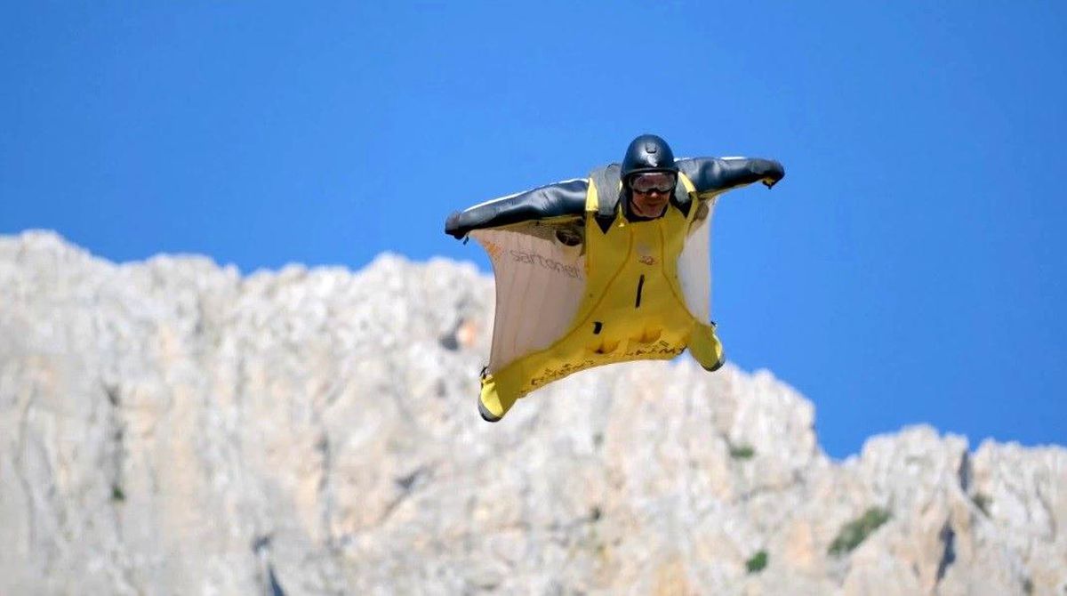 Kemaliye'de wingsuit sporcularından nefes kesen atlayışlar
