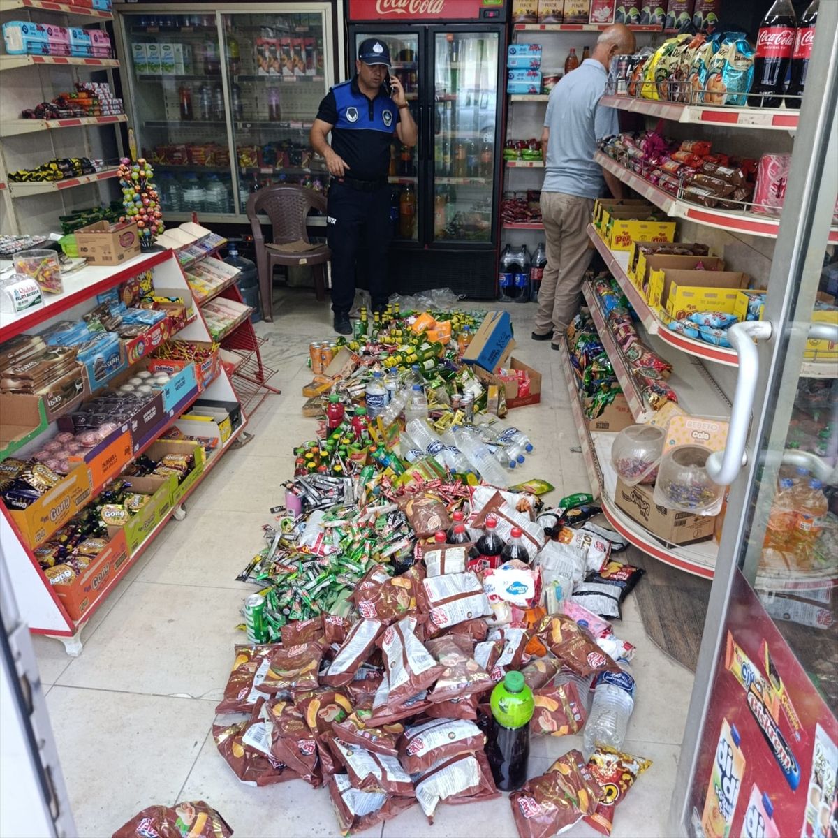 Kilis'te bir markette tespit edilen son tüketim tarihi geçmiş ürünler imha edildi
