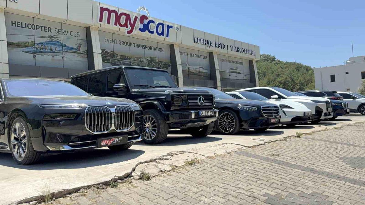 Bodrum'da bir rent a car firmasının önünde park halinde duran kiralık araçlar