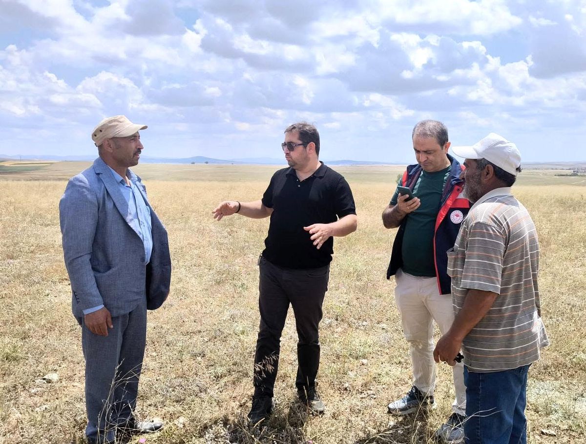 Afyonkarahisar'da kırsal kalkınma projesi kapsamında mera alanlarında arazi çalışması yapan ekipler.