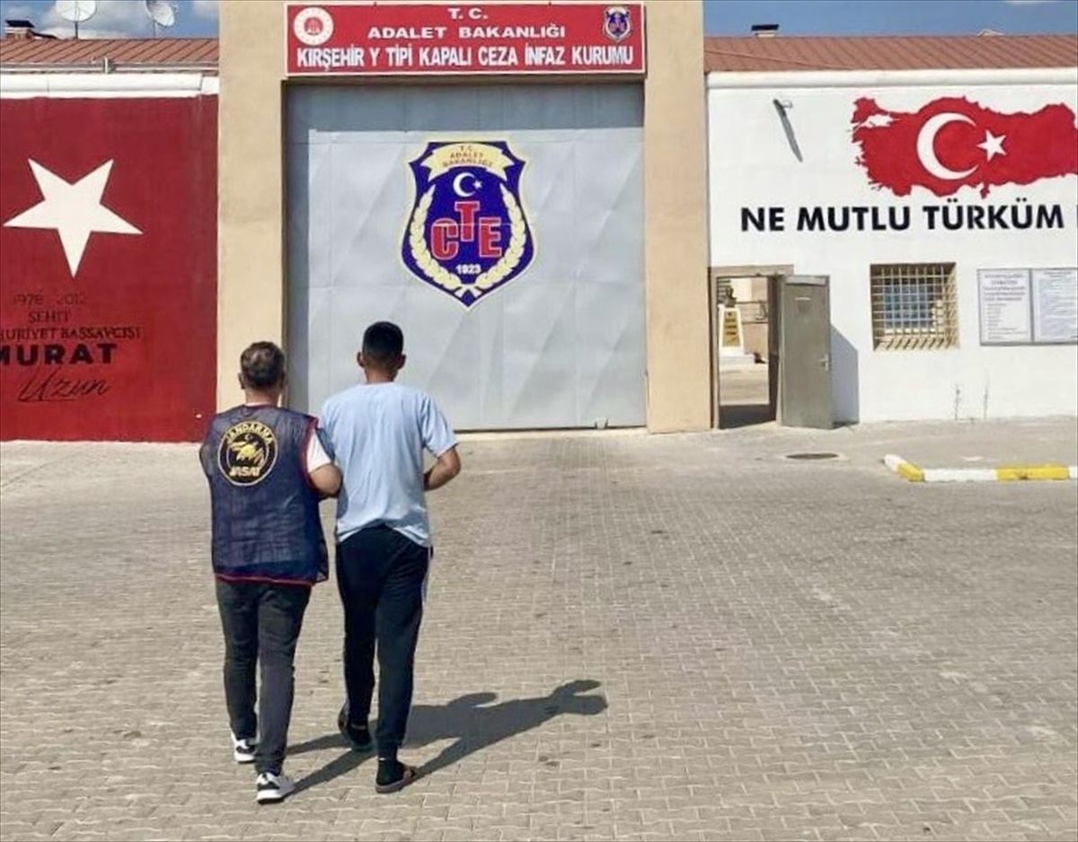 Kırşehir'de polis ekiplerinin operasyonuyla yakalanan firari hükümlü.