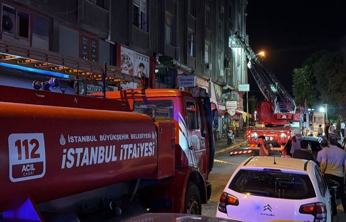 Küçükçekmece'de bir iş merkezinde çıkan yangın sonrası itfaiye ekiplerinin çalışması.