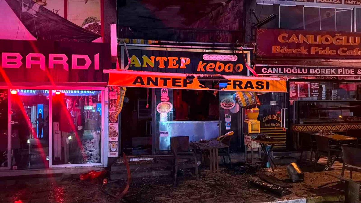 Küçükçekmece'de restoranın bacasında çıkan yangın 5 katlı binaya sıçradı