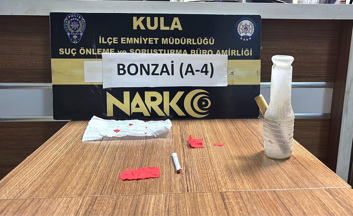 Manisa Kula'da polis tarafından düzenlenen uyuşturucu operasyonunda ele geçirilen uyuşturucu maddeler.