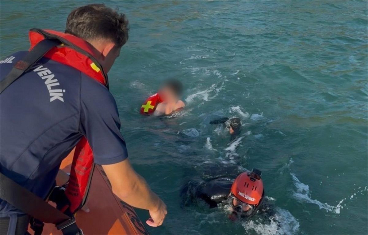 Kuşadası açıklarında kürek sörfüyle sürüklenen 2 kişi kurtarıldı