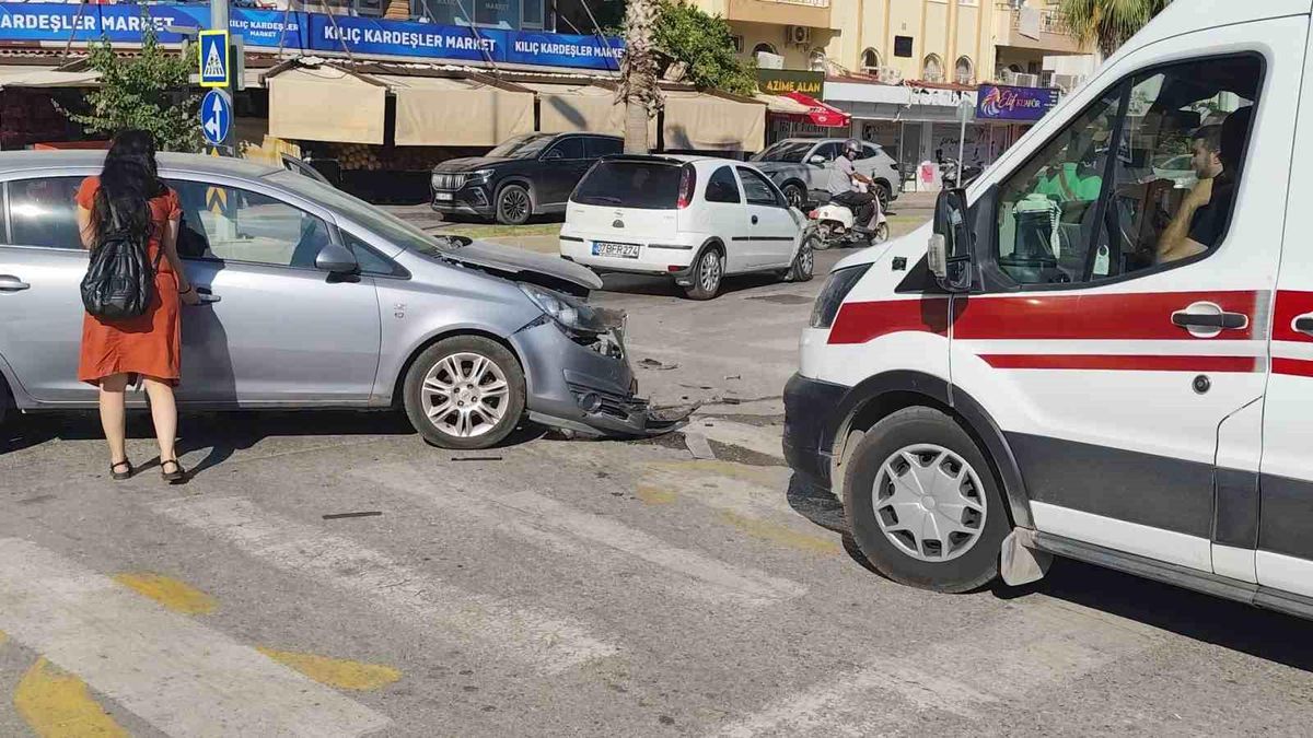 Manavgat'ta otomobiller çarpıştı, sürücüler yaralandı
