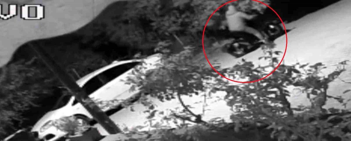İznik'te park halindeki bir otomobilin alevler içinde yandığı anın güvenlik kamerası görüntüsü.