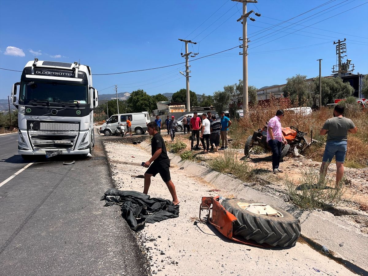 Muğla'nın Milas ilçesinde meydana gelen trafik kazası sonucu olay yeri incelemesi yapılıyor.