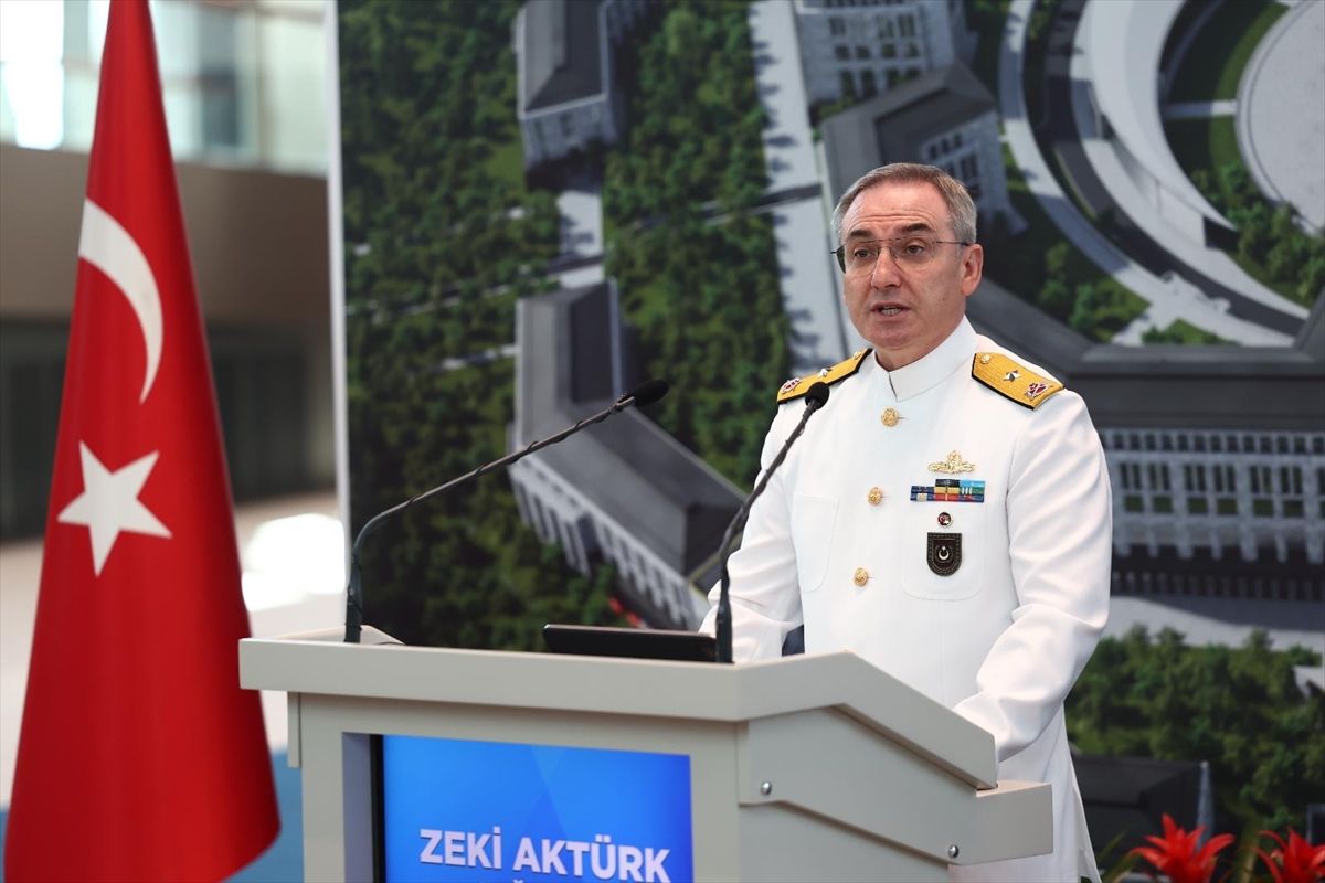 Milli Savunma Bakanlığı binası önünde Türk bayrağı
