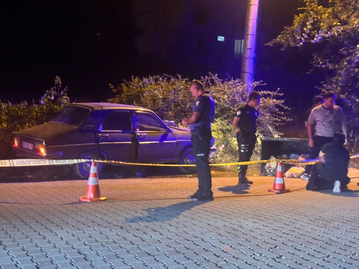 Seydikemer'de yol kenarındaki çöp konteynerine çarpmış hurdaya dönmüş otomobil.