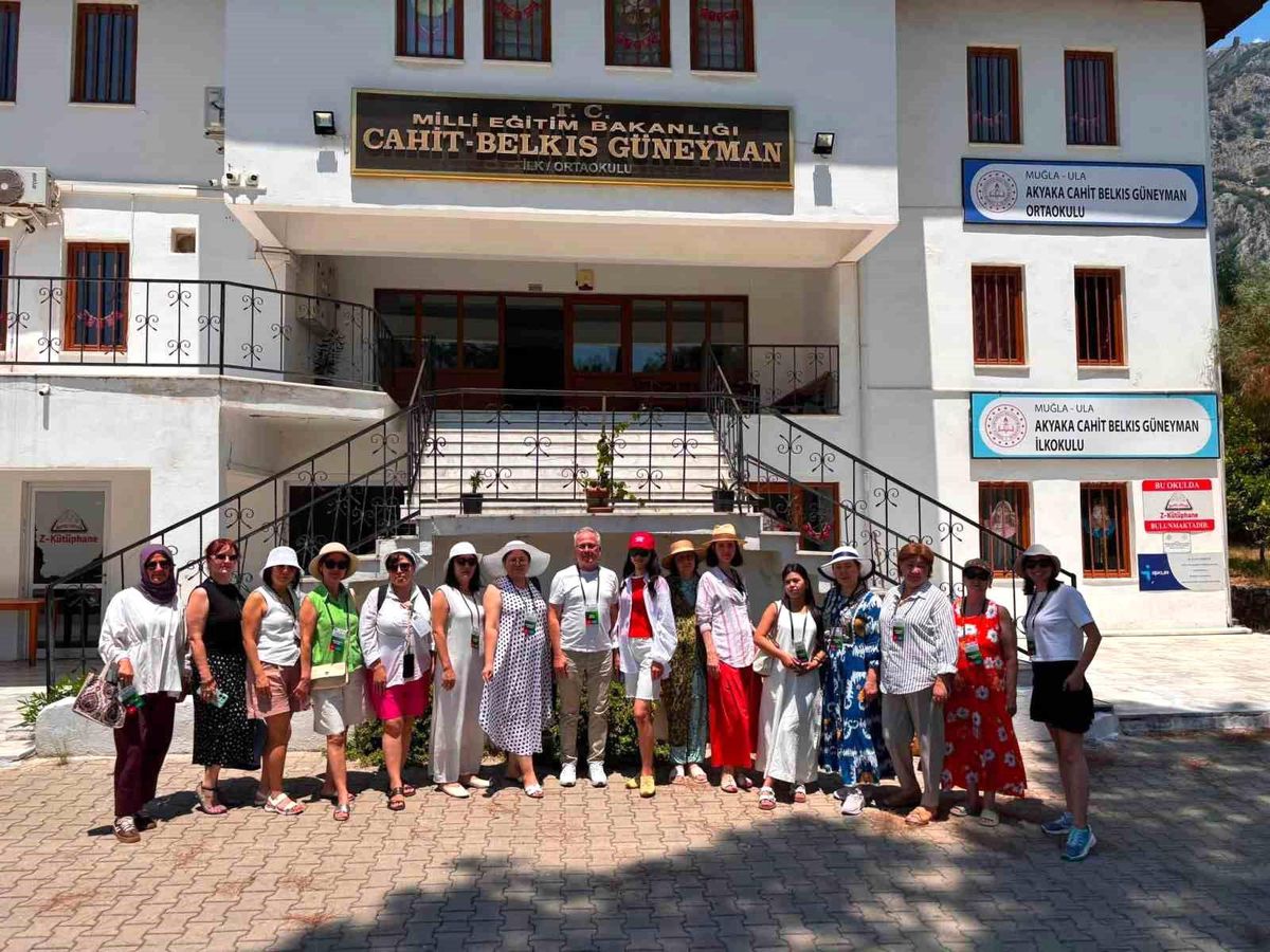Kazakistanlı öğretmenler Muğla'da bir eğitim kurumunu ziyaret ediyor.