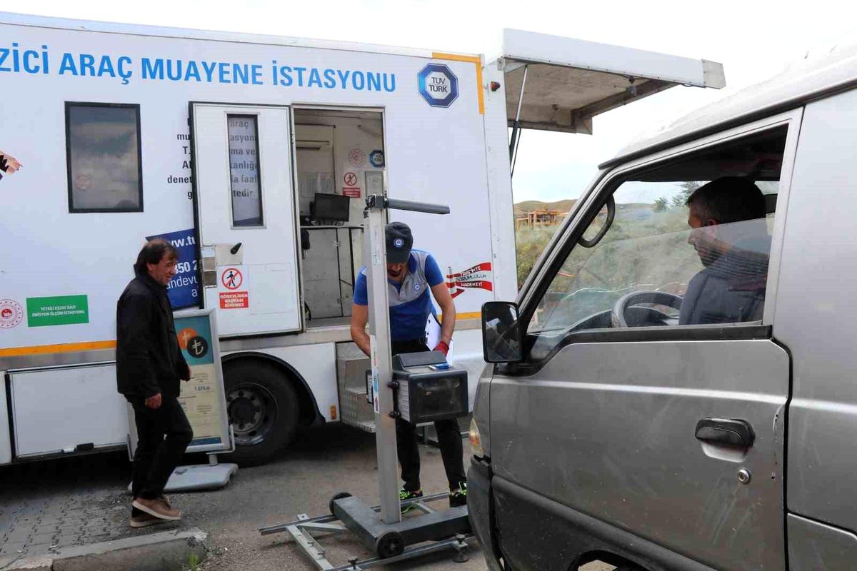Oltu'da gezici araç muayene aracı araç sahiplerine büyük kolaylık sağlıyor