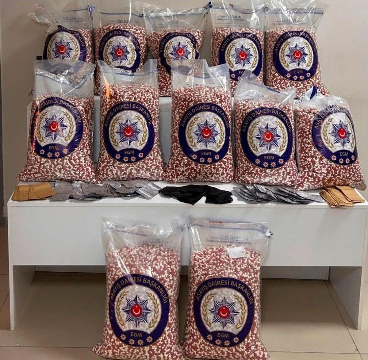 Önce taksi, sonra eve baskın: 280 bin uyuşturucu hap ele geçirildi