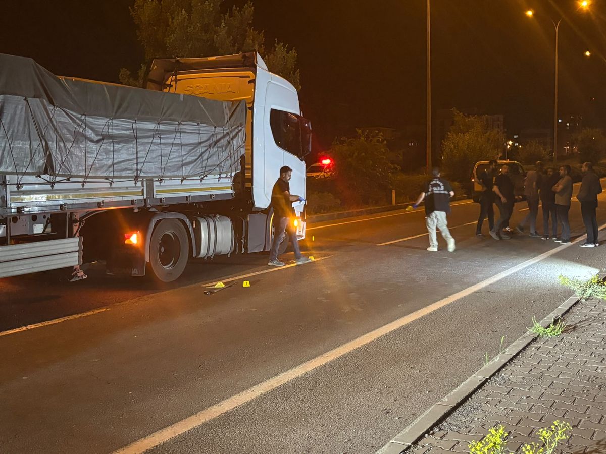Niğde'de polis takibinden kaçarken TIR'ın çarptığı şüpheli şahsın ambulansla hastaneye götürülmesi.