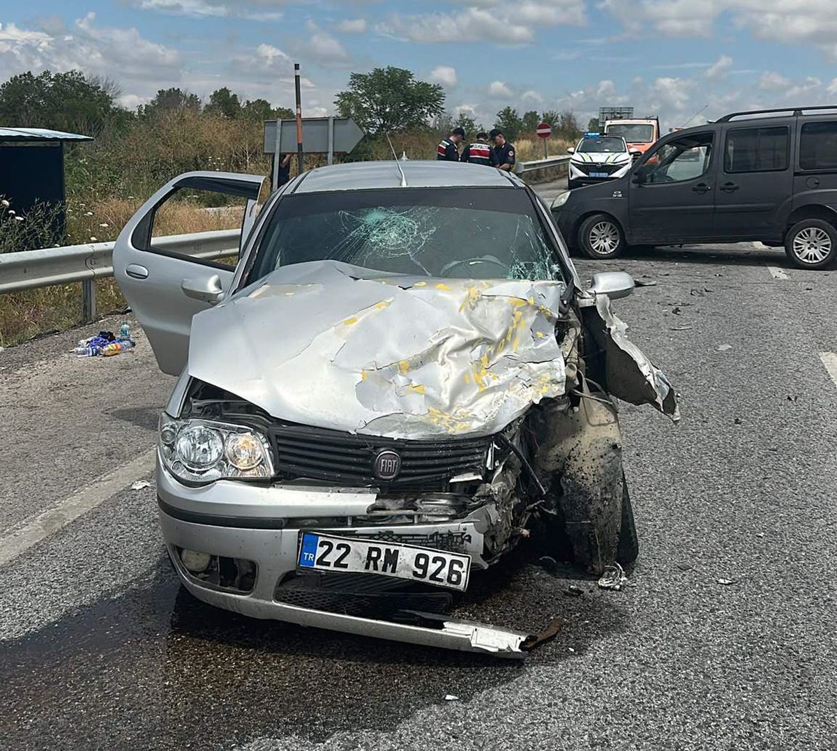 Edirne'nin Uzunköprü ilçesinde meydana gelen trafik kazasında çarpışan araçlar ve yaralılar.
