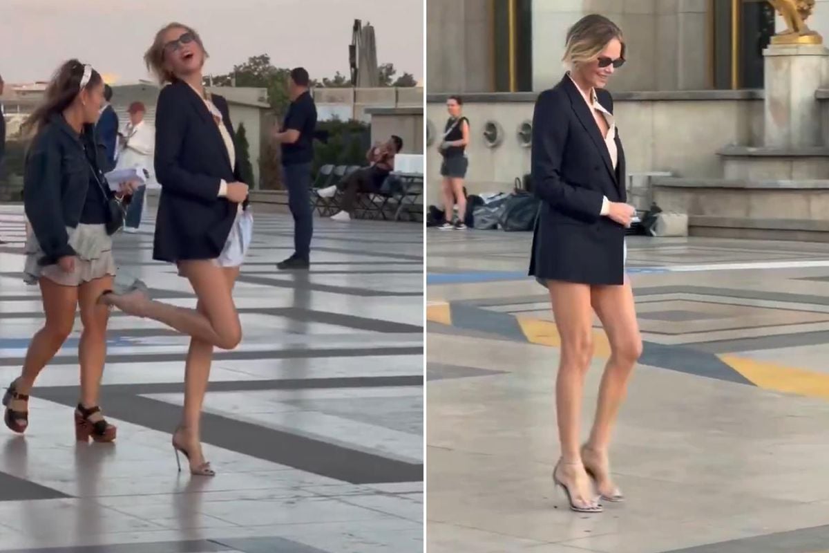 Charlize Theron, Paris'te 'The Odyssey' filminin basın toplantısında siyah blazer ceket ve bebek mavisi mini şort ile görünüyor.
