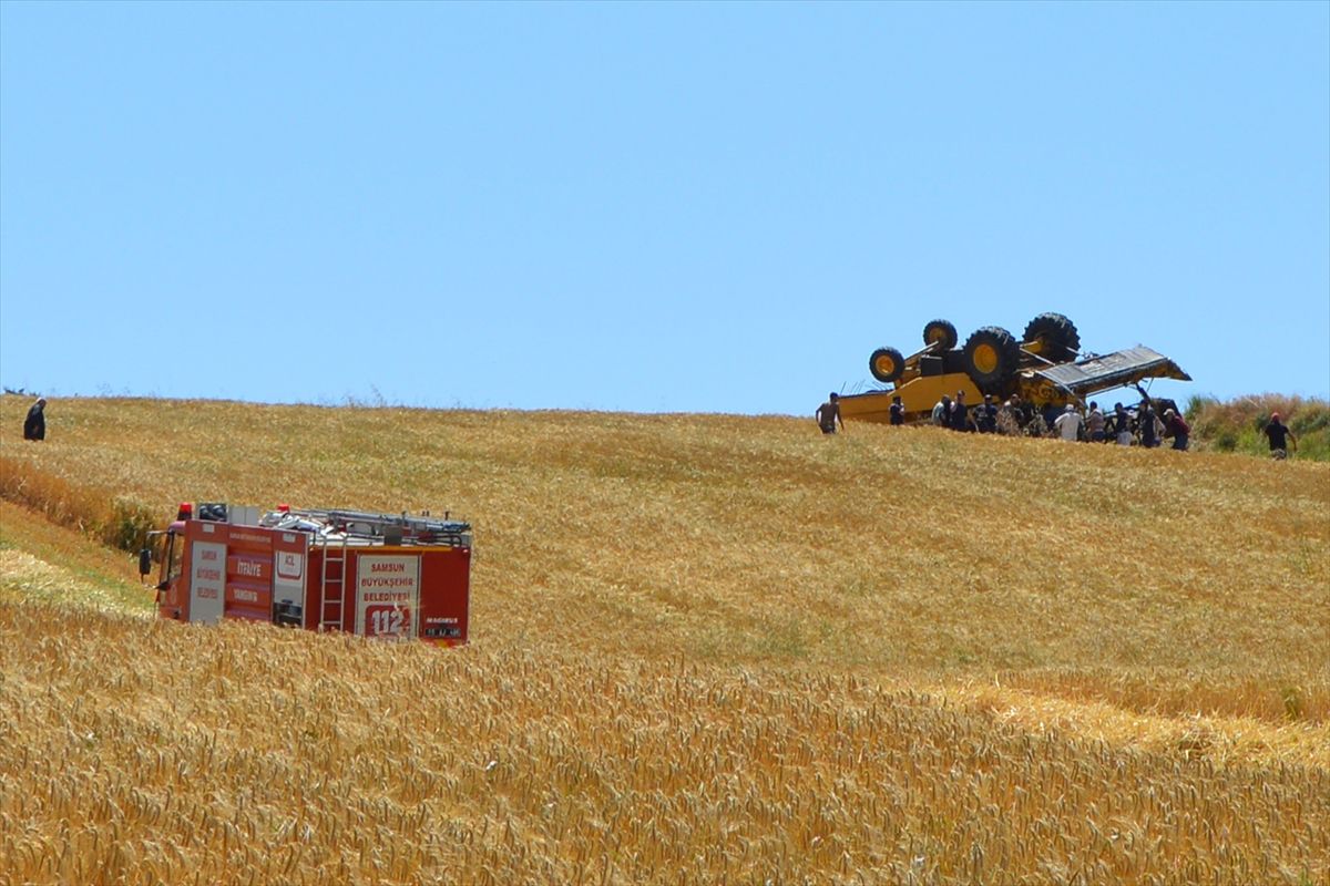 Samsun'da devrilen biçerdöverin operatörü yaralandı