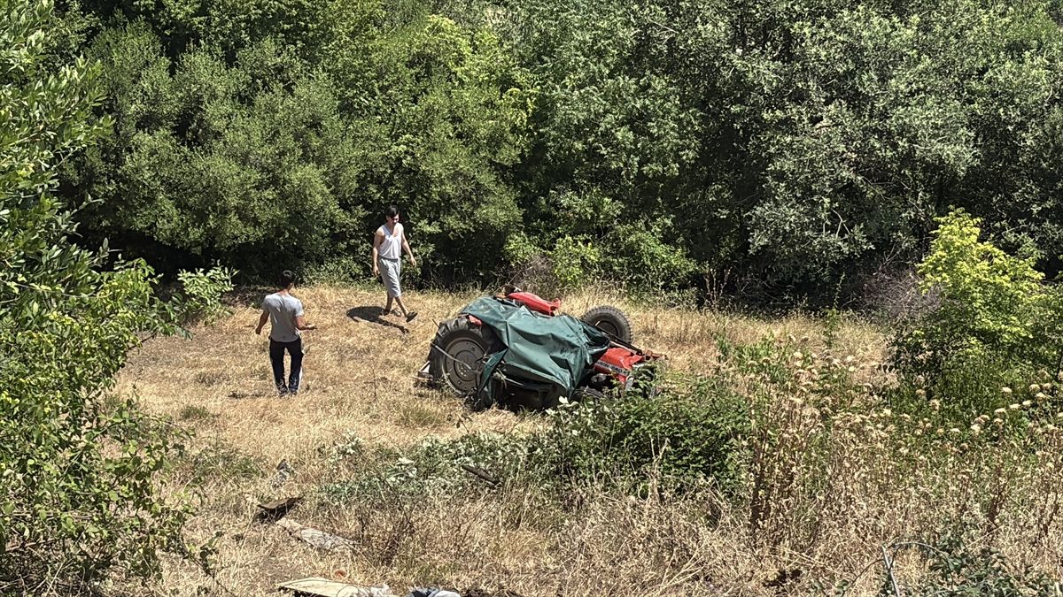 Samsun'da kereste yüklü traktörün devrildiği kaza yerinden görüntü