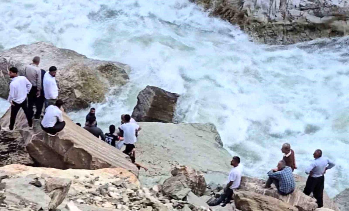 Serinlemek için girdiği Habur Çayı'nda kayboldu