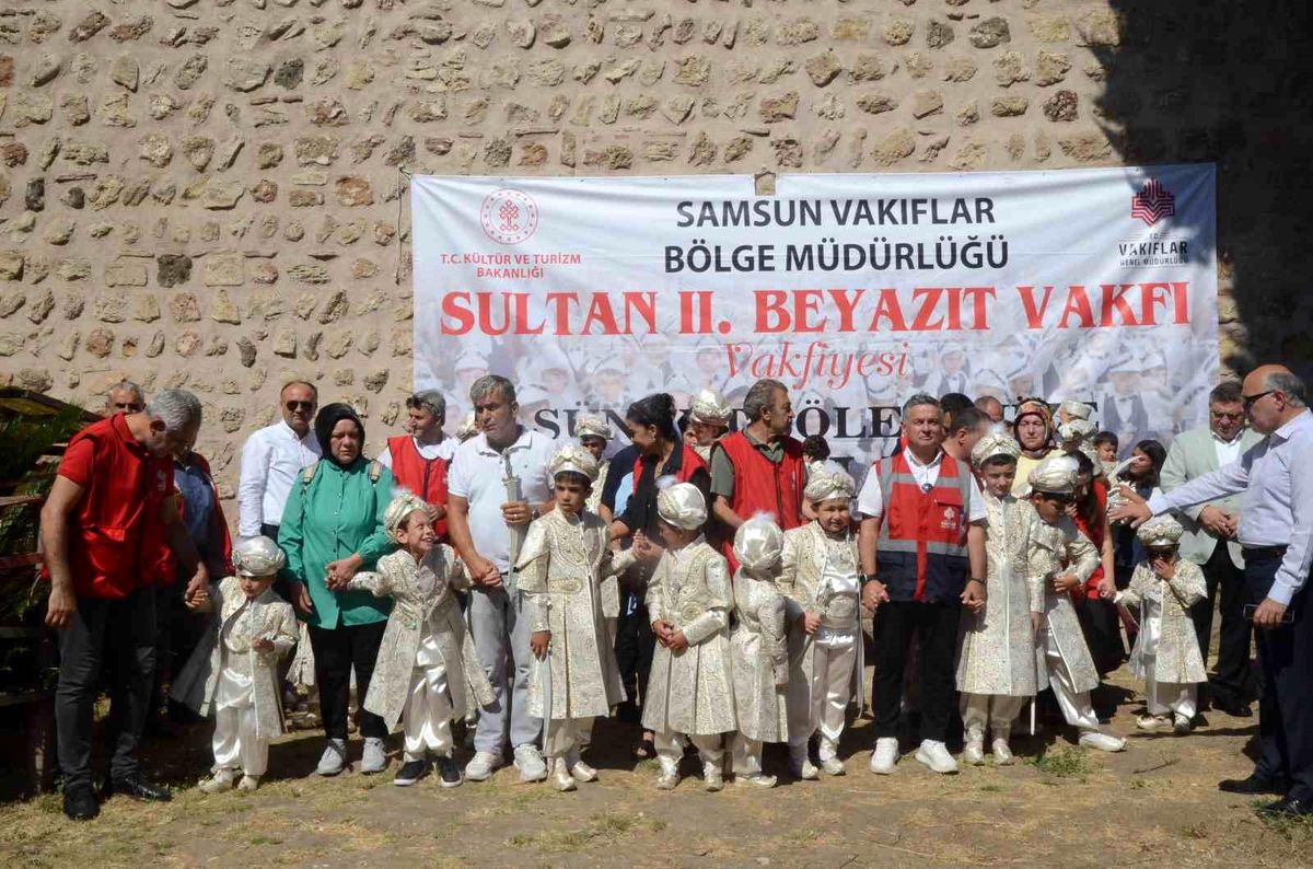 Sinop'ta tarihi Alaaddin Camii'nde 25 çocuk için toplu sünnet töreni düzenlendi.