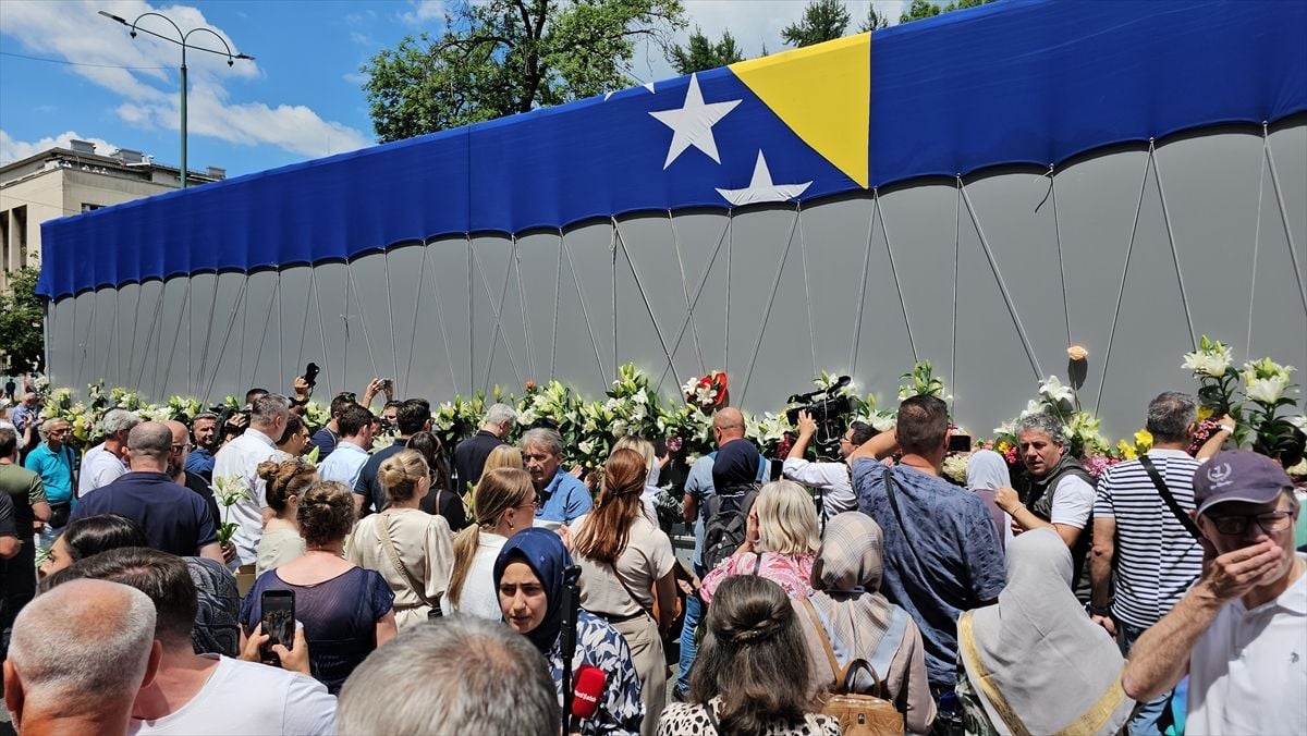 Srebrenitsa Soykırımı kurbanlarının cenazeleri, Saraybosna'dan Potoçari Anıt Mezarlığı'na uğurlandı