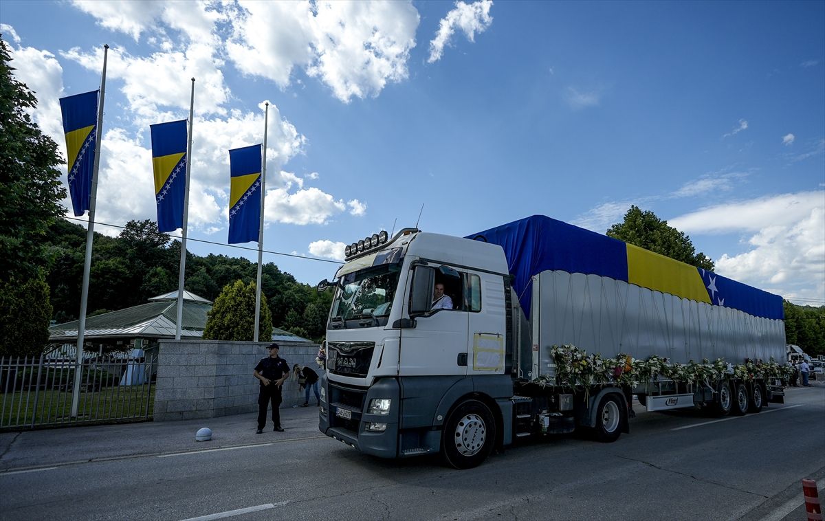 Srebrenitsa Soykırımı'nın 31'inci yılında toprağa verilecek 10 cenaze gözyaşlarıyla karşılandı