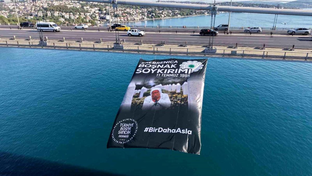 İstanbul Boğazı'ndaki köprülerden birine asılmış 'Unutma Unutturma' yazılı pankart.