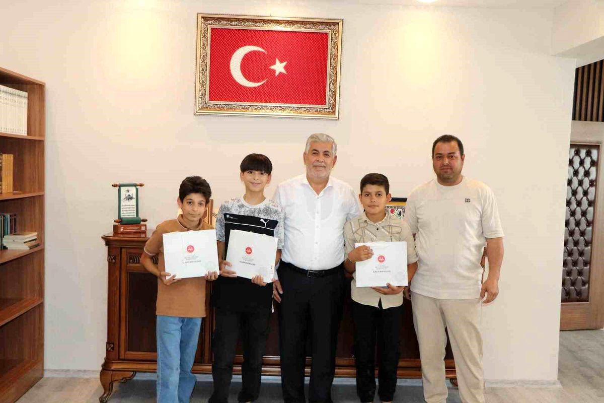 Elazığ'da kapalı büfeden su alan ve ücretini güvenlik kamerasına göstererek bırakan çocukların, İl Müftüsü Yusuf Bingöl tarafından makamında ağırlanması ve hediye verilmesi.