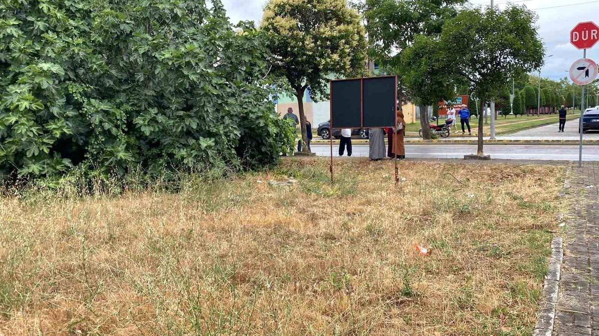 Gölcük'te amcasını pala ile öldüren zanlı polis tarafından yakalanıyor.