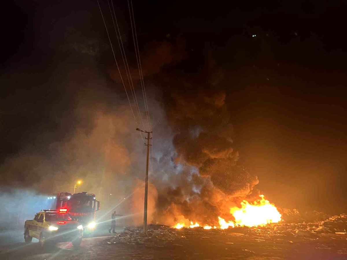 Tekirdağ Çorlu'da atık döküm alanında çıkan yangın sonrası gökyüzünü kaplayan siyah dumanlar.