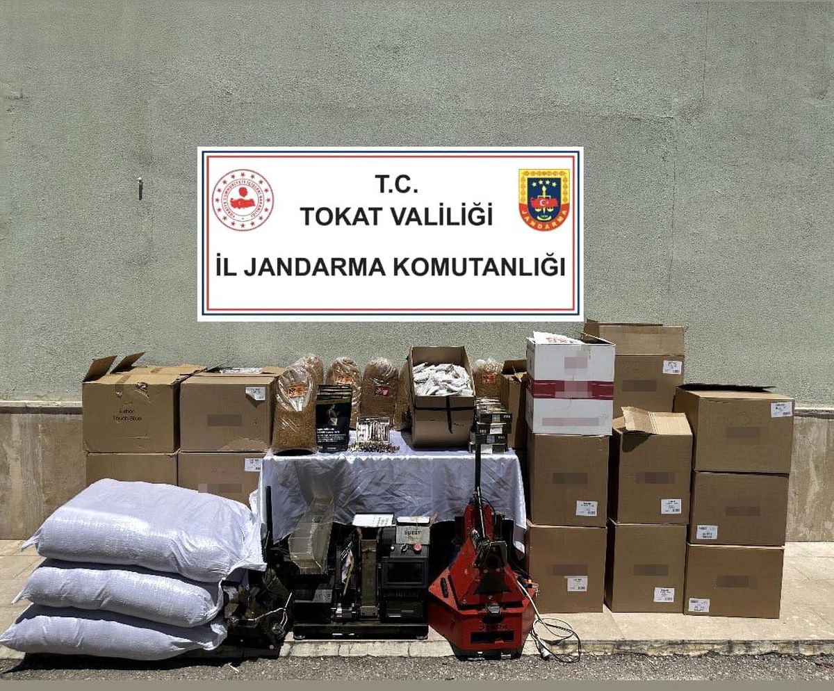 Tokat'ta Jandarma ekipleri tarafından yapılan kaçak tütün operasyonundan bir görüntü.