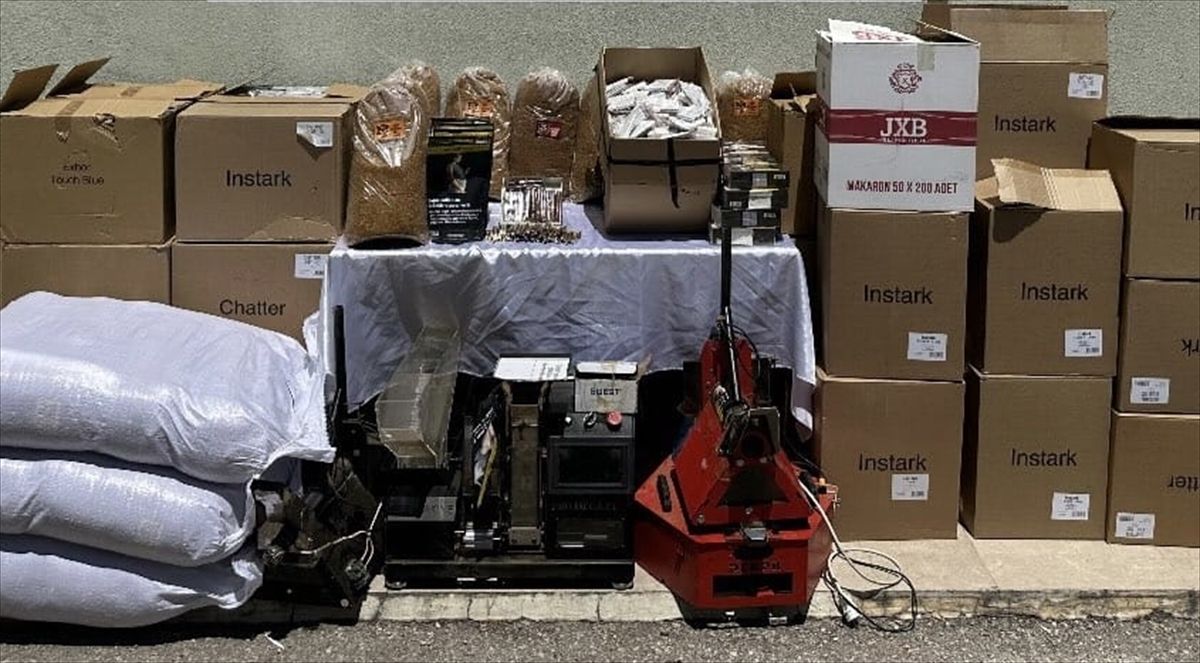 Tokat'ta kaçak tütün operasyonu kapsamında gözaltına alınan şüpheliler ve ele geçirilen malzemeler.