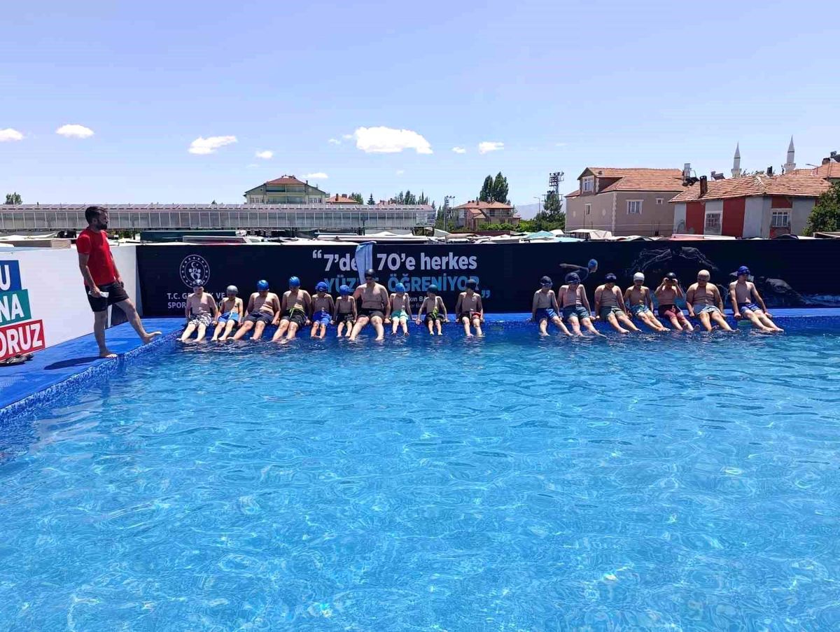 Tomarza'da Yaz Spor Okulları'nda yüzme heyecanı devam ediyor