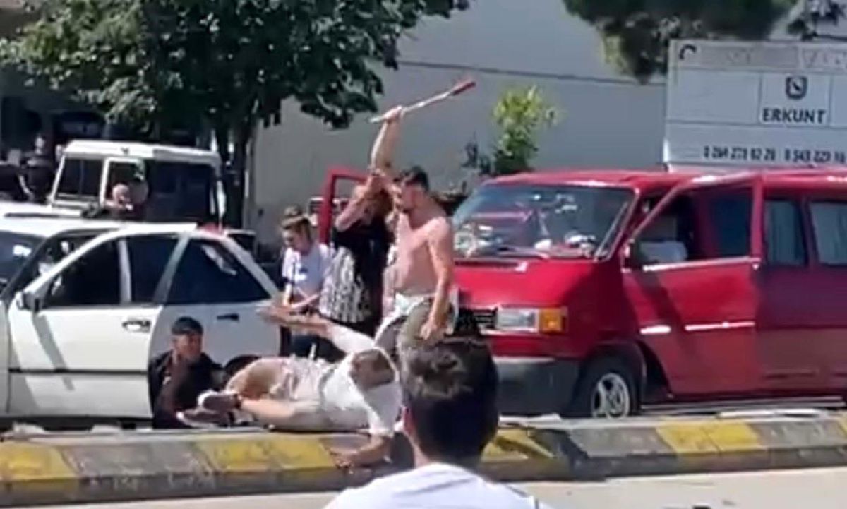 Trafikte meydan kavgası: Kaçmaya çalışan minibüse taş fırlattılar