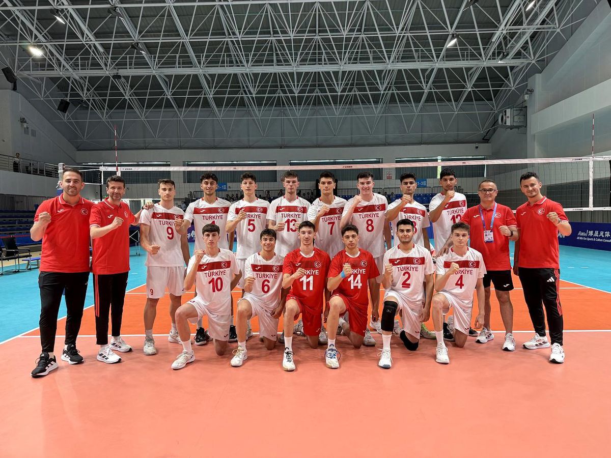 TVF Spor Lisesi erkek voleybol takımı oyuncuları şampiyonluk kupasıyla birlikte seviniyor.