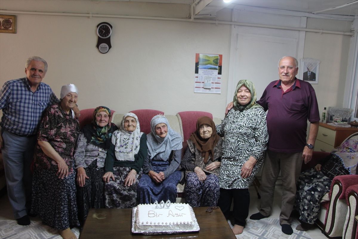 'Ümmügül teyze'nin 100. yaşını beş kuşak bir arada kutladı