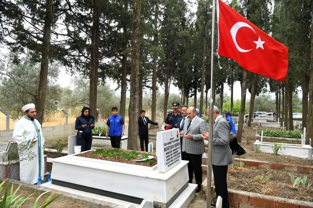 Vali Ustaoğlu, 15 Temmuz Şehitlerinin Kabirlerini ve Ailelerini Ziyaret Etti