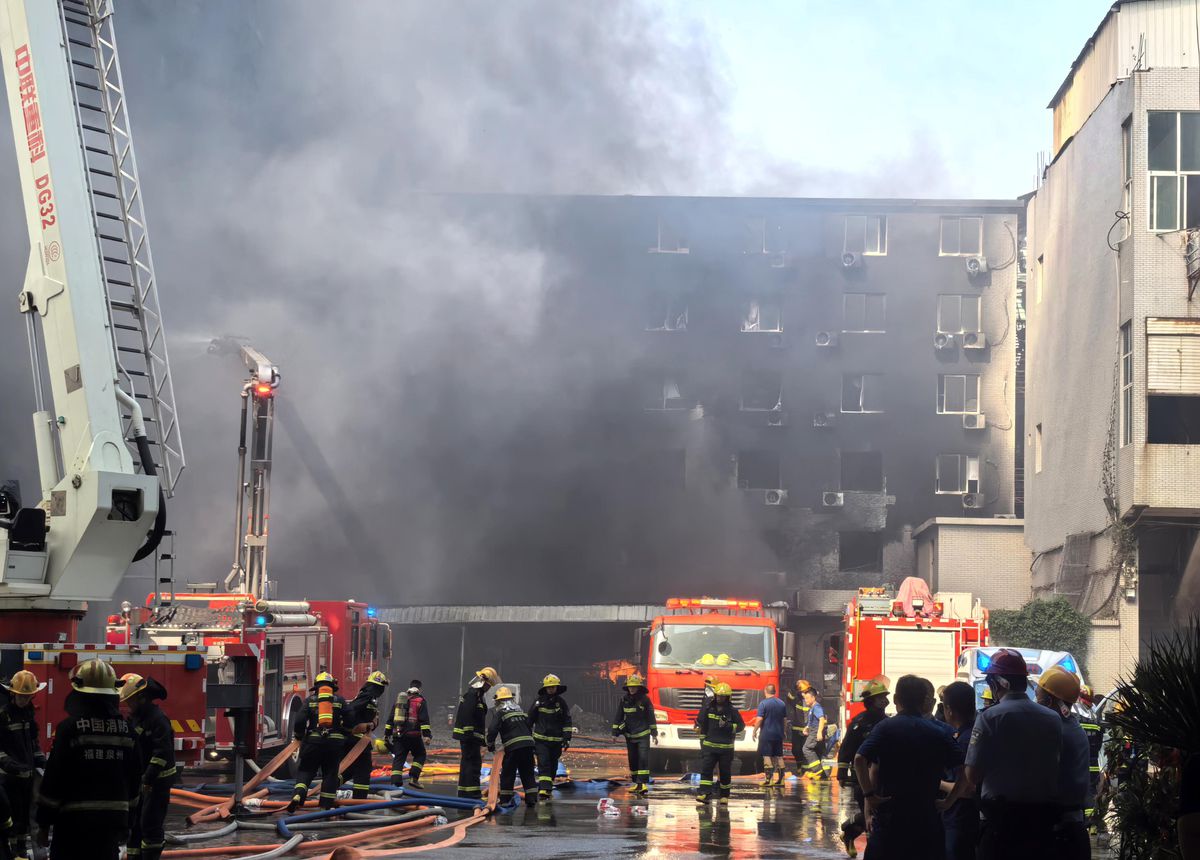 Çin'in Fujian eyaletinde bir ayakkabı fabrikasında çıkan yangın sonrası incelemeler sürüyor.