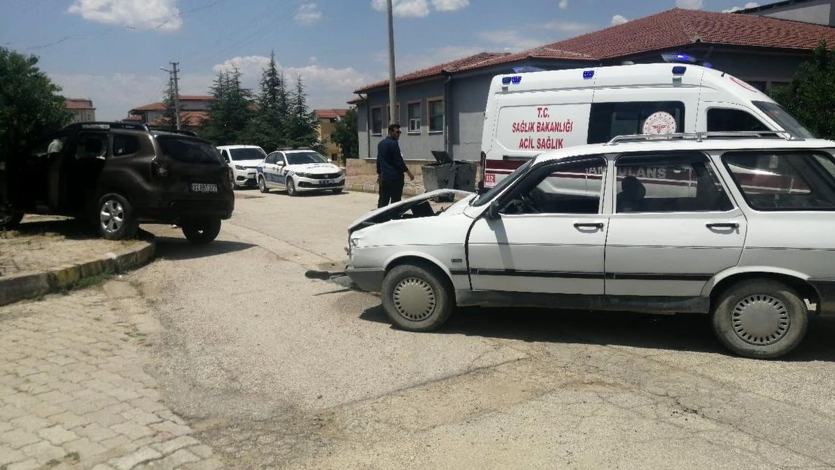 Yalvaç'ta iki otomobil çarpıştı: 2 yaralı