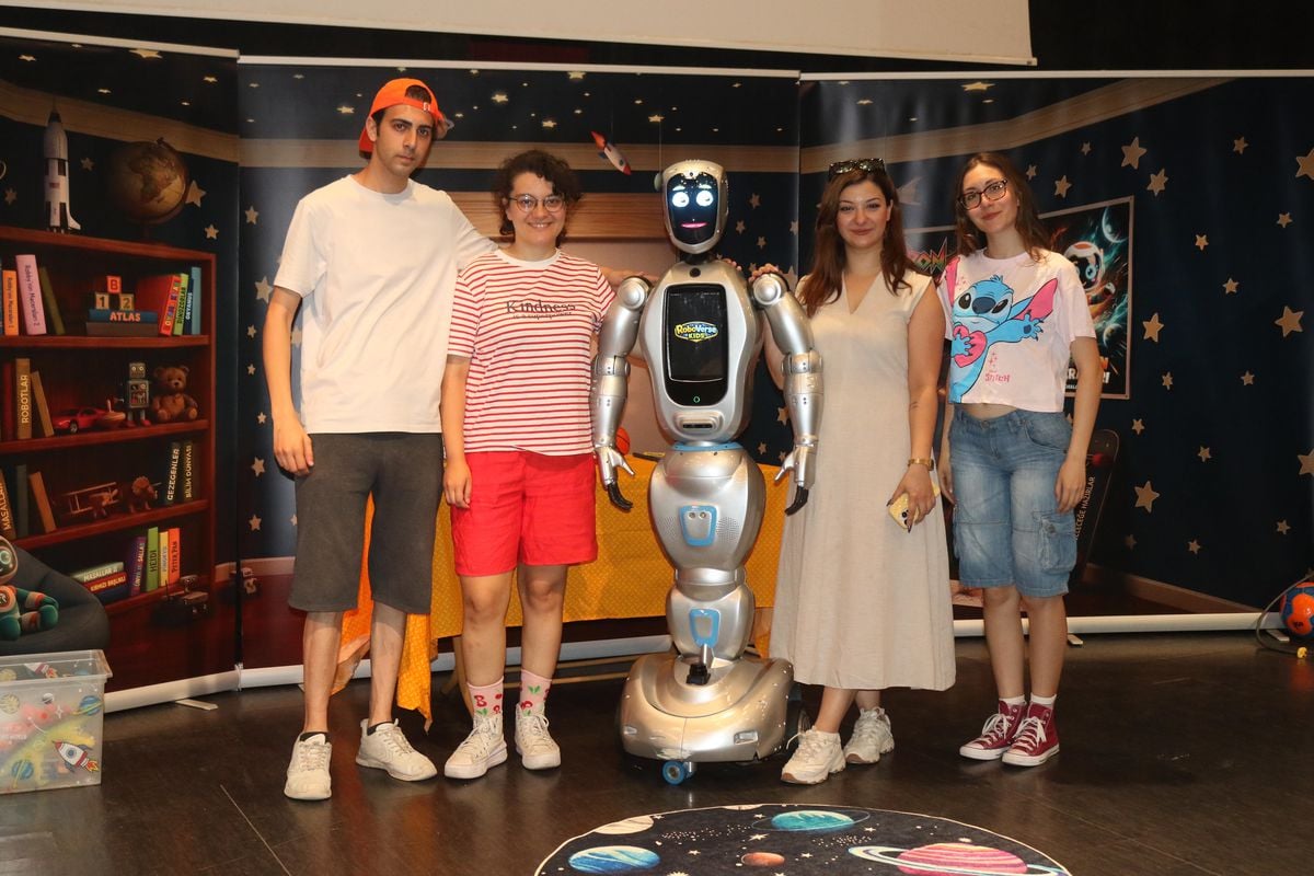 Antalya'da Türk mühendislerinin geliştirdiği insansı robot 'Ada 7' tiyatro sahnesinde