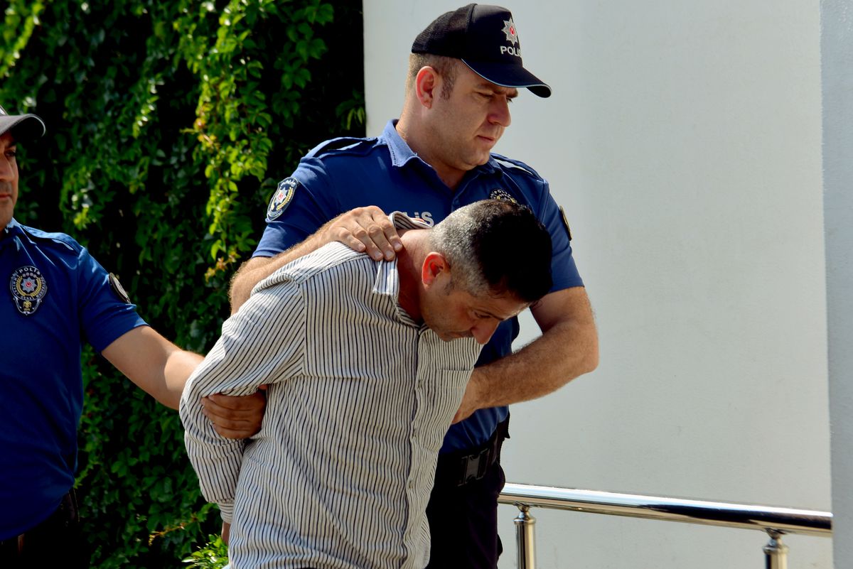 Adana'da alkollü dolmuş şoförünün çarptığı yayanın hayatını kaybettiği kaza sonrası polis incelemesi.